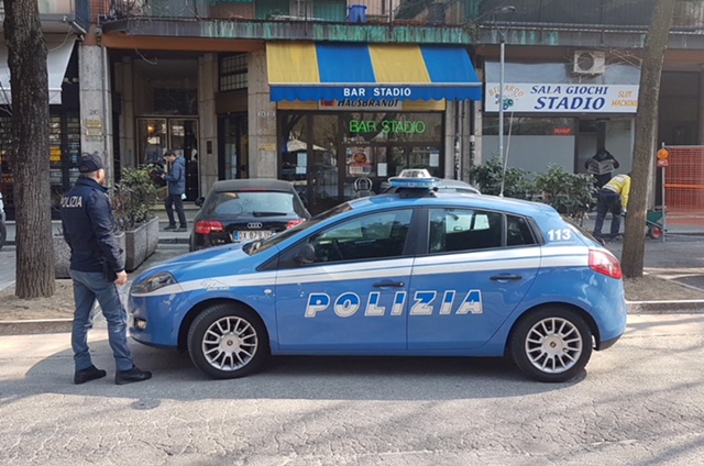 Violenza e minaccia nei confronti della polizia, arrestato tunisino all’interno di un bar