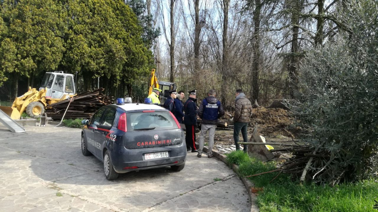 Rifiuti interrati in giardino rinvenuti dai carabinieri di Castagnaro