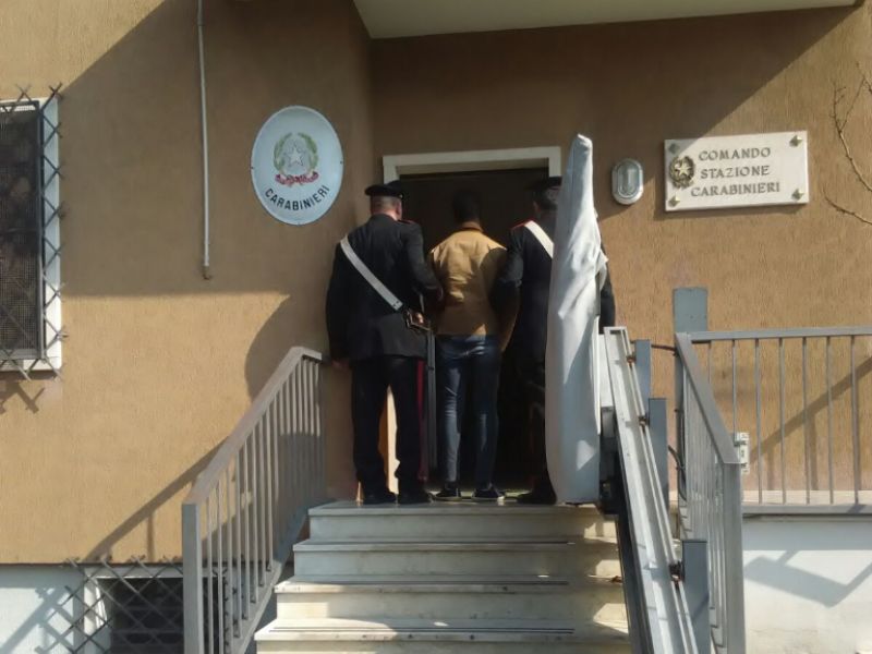 Fornisce false generalità e lo arrestano i carabinieri