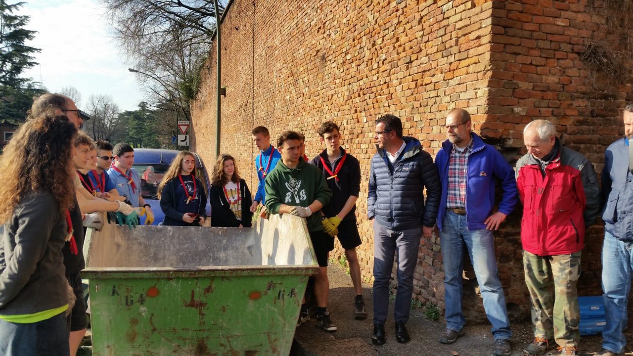 Legambiente e scout ai bastioni di San Zeno per la pulizia della galleria di Contromina