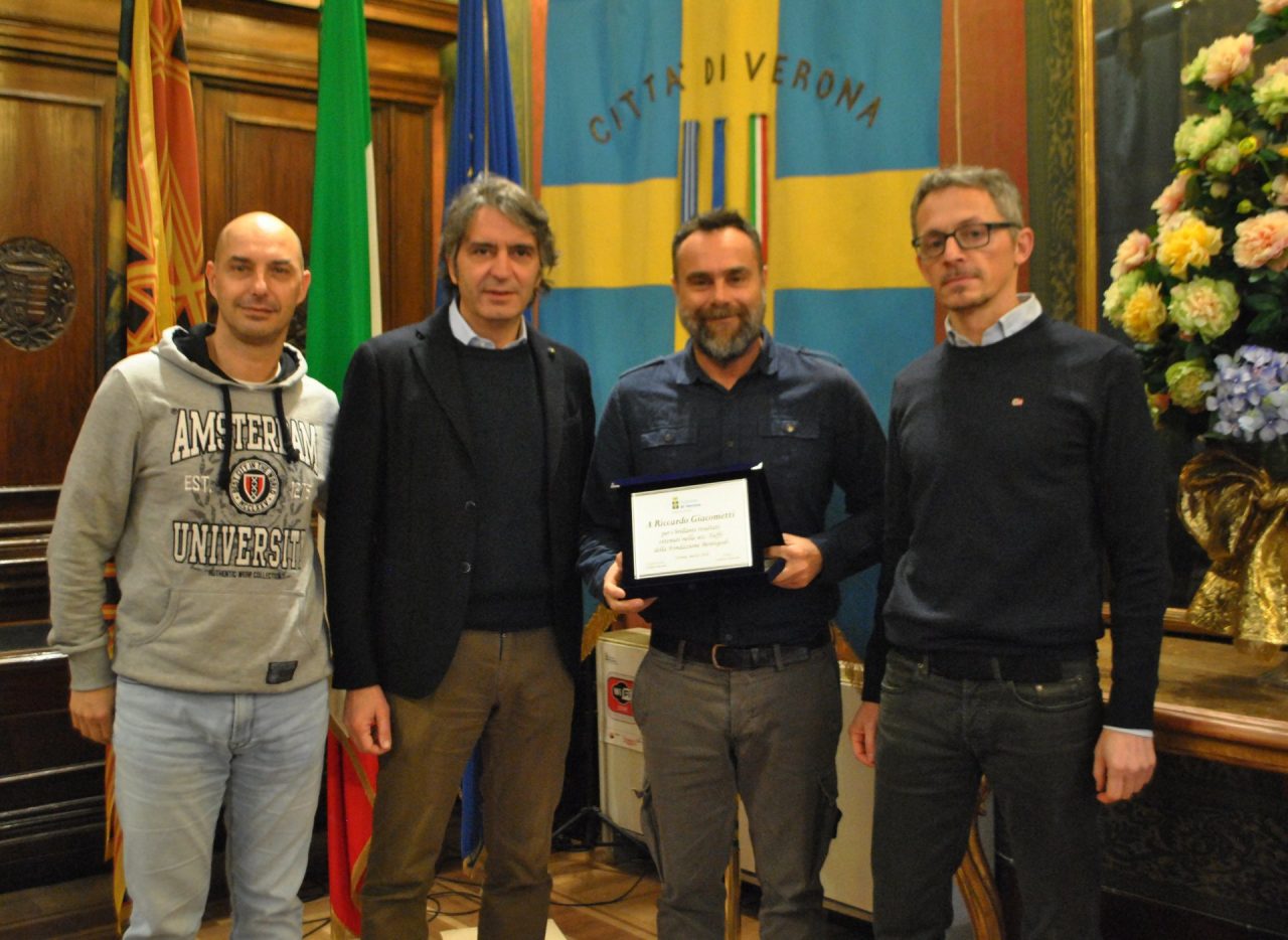 Giacometti premiato dal sindaco Sboarina