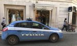 Ruba vestiti e aggredisce addetto alla sicurezza