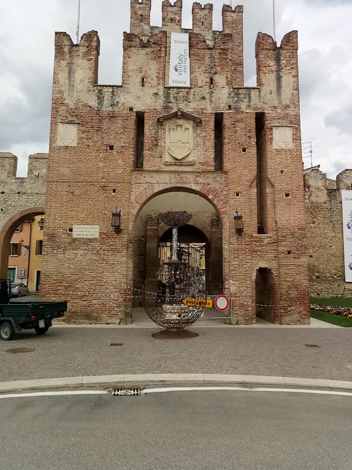Vinitaly accoglie la scultura di Bertocesco a Porta Verona