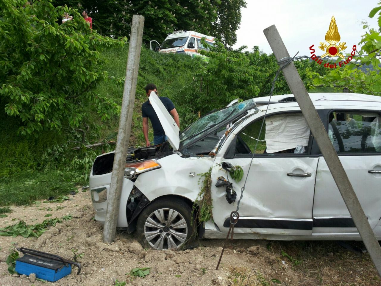 Auto fuori strada tre feriti