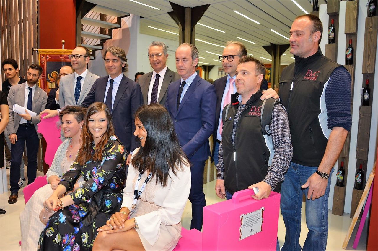Zaia inaugura la panchina rosa