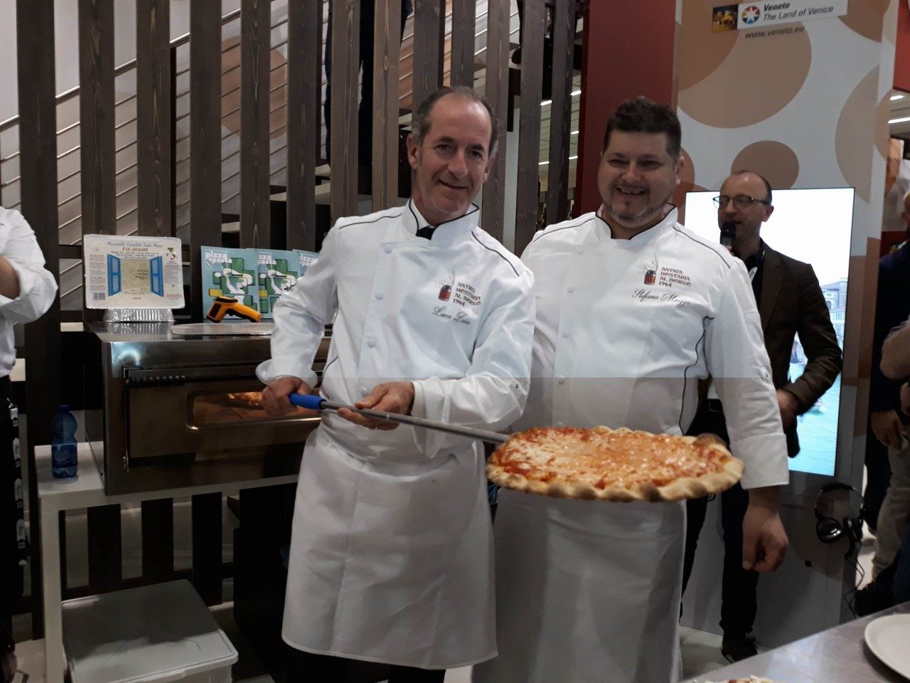Vinitaly Zaia pizzaiolo accoglie allo stand del Veneto il neo campione Stefano Miozzo