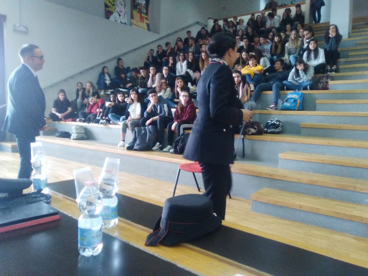 Carabinieri al liceo Medi