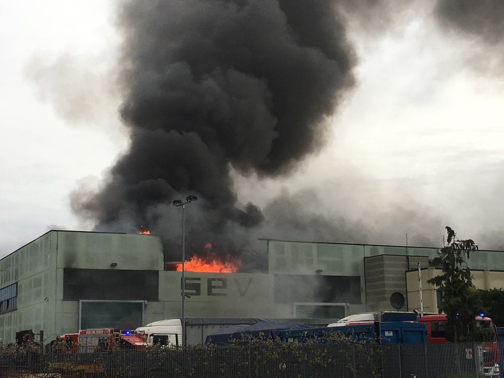 Grosso incendio alla Sev – video