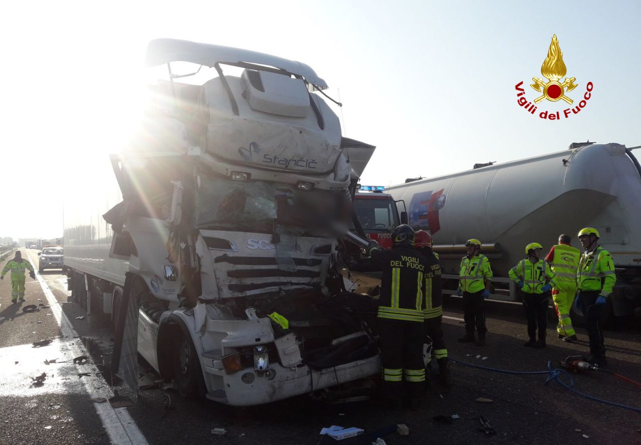 Incidente in A4 tra mezzi pesanti, un morto. FOTO