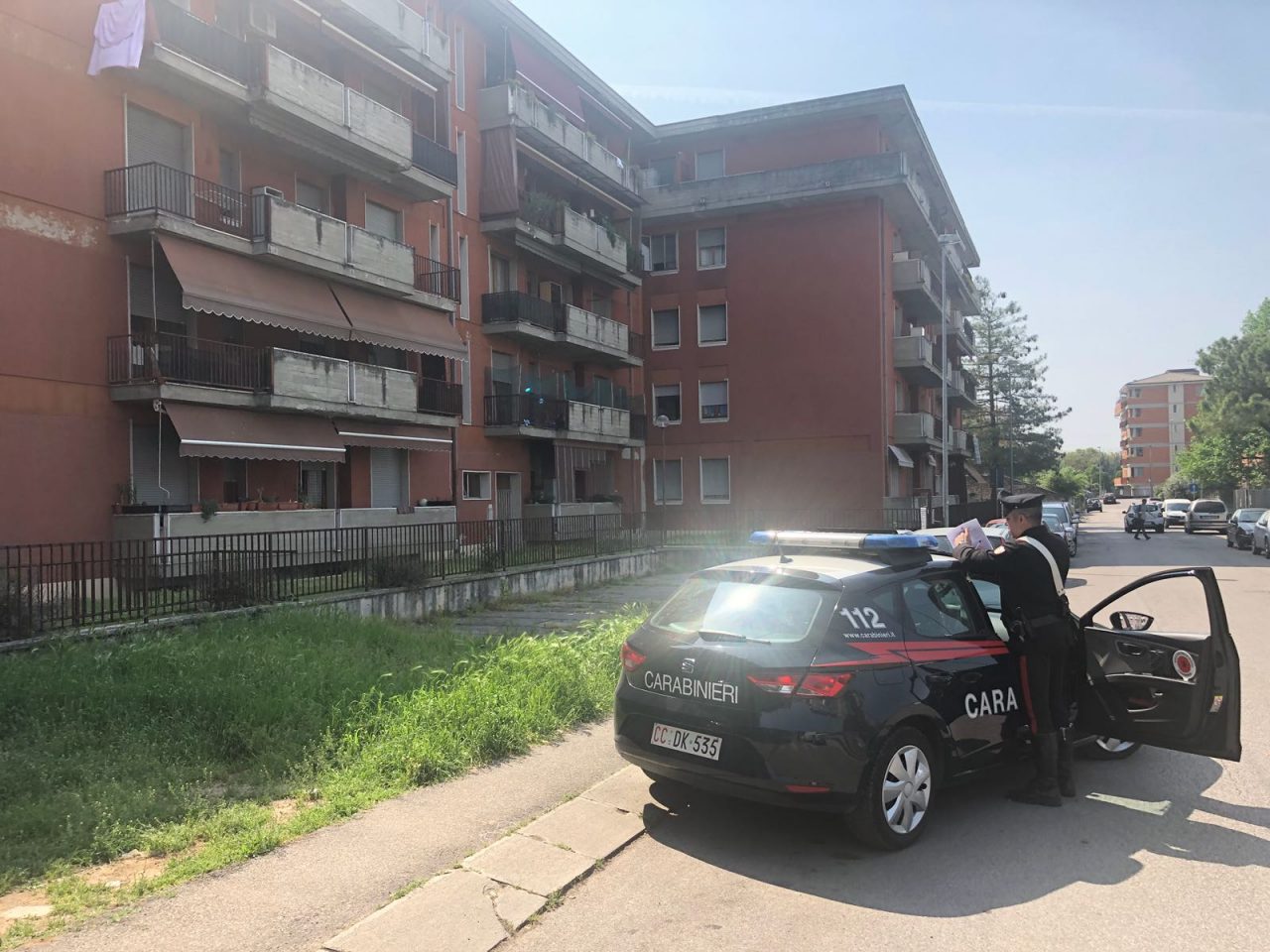 Ubriaco picchia la moglie e aggredisce i carabinieri arrestato