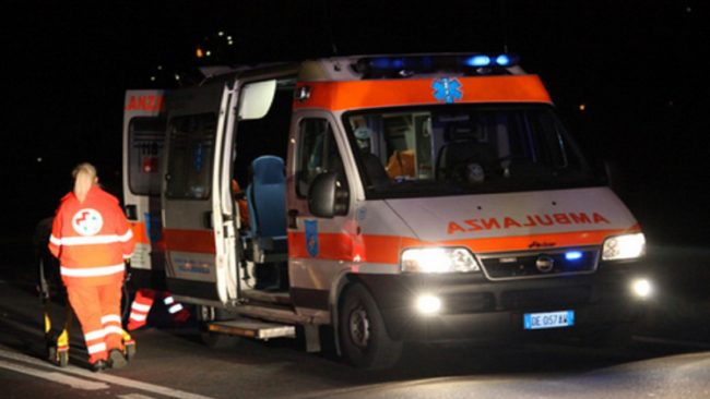Scontro tra auto grave una donna