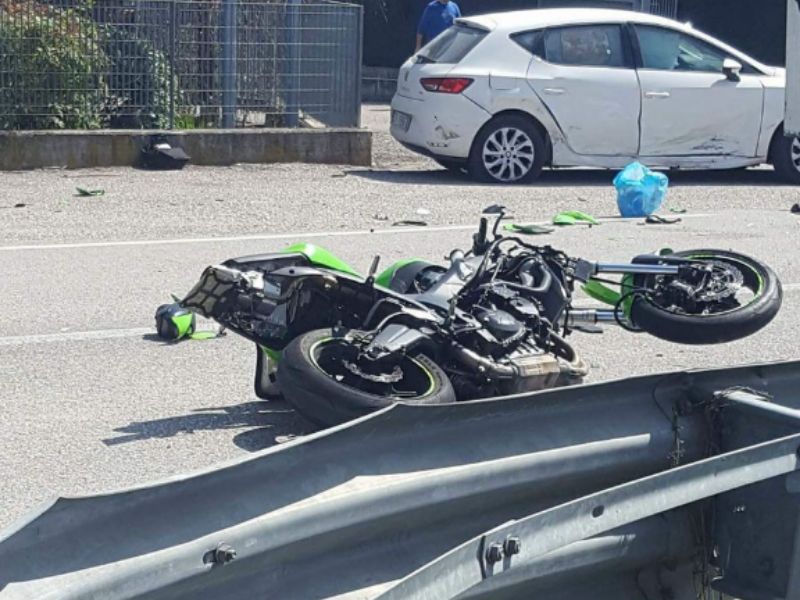 Morto motociclista in via Molinara