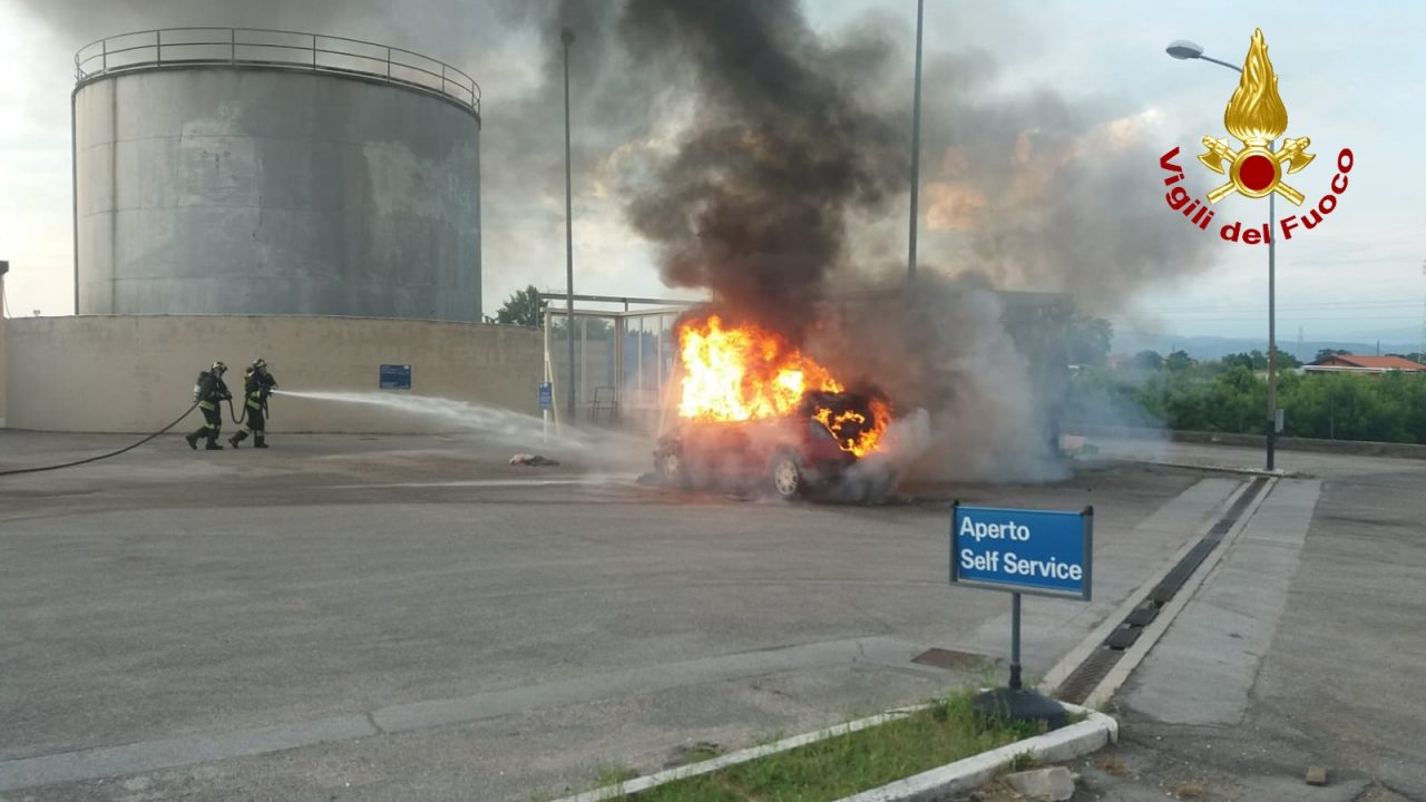 Auto in fiamme a Verona vicino al distributore GALLERY