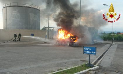 Auto in fiamme a Verona vicino al distributore GALLERY