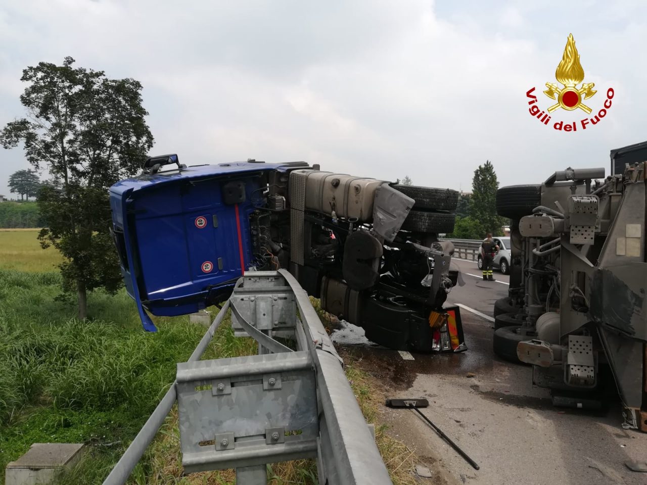 Autoarticolato rovesciato sul fianco – GALLERY