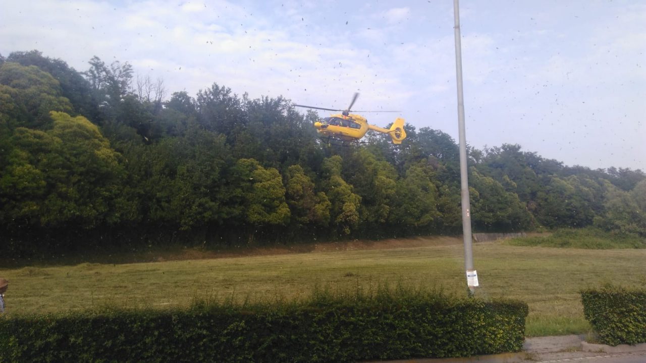Motociclista finisce fuori strada, recuperato in una scarpata