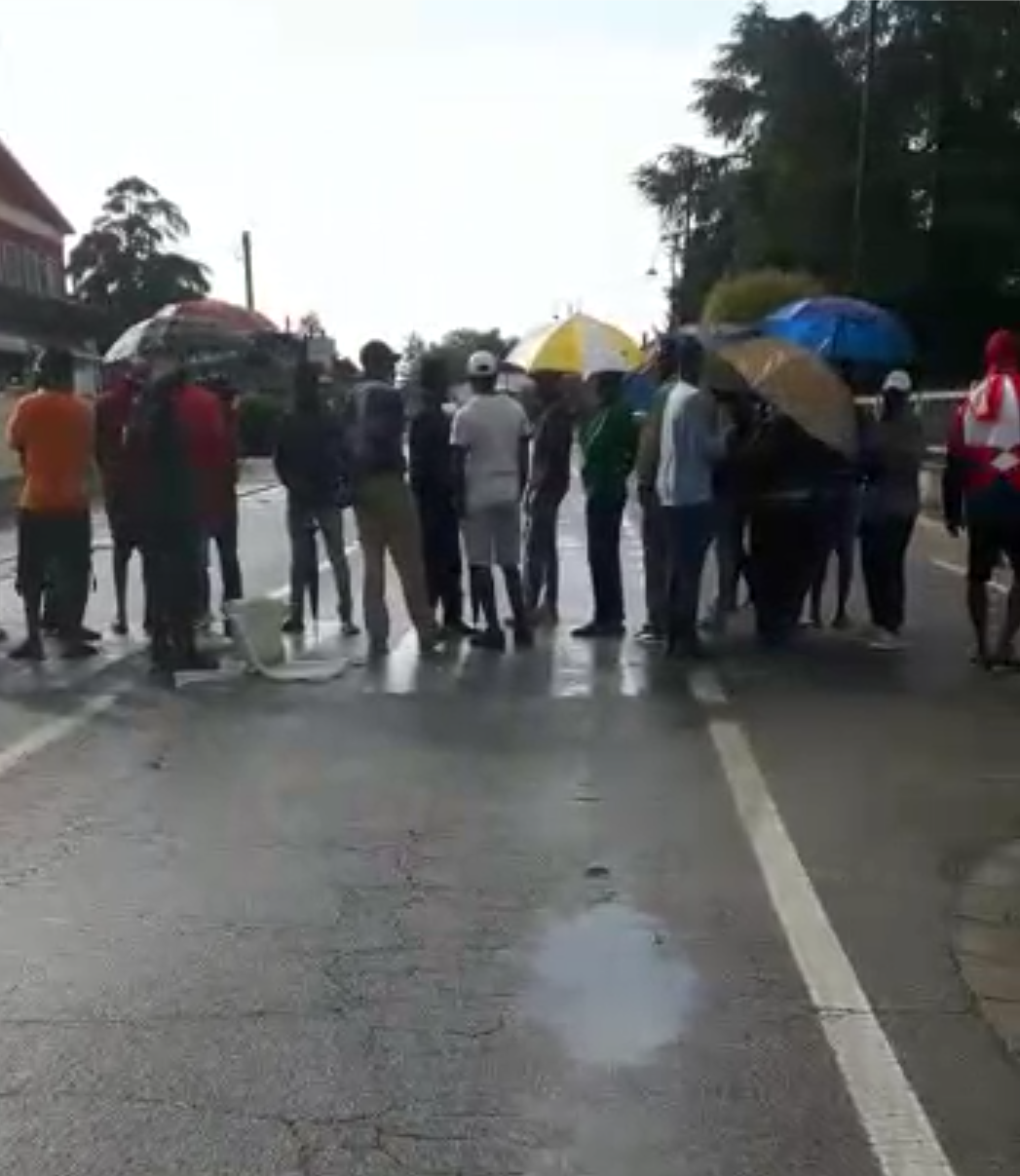 Richiedenti asilo bloccano la strada a Bovolone