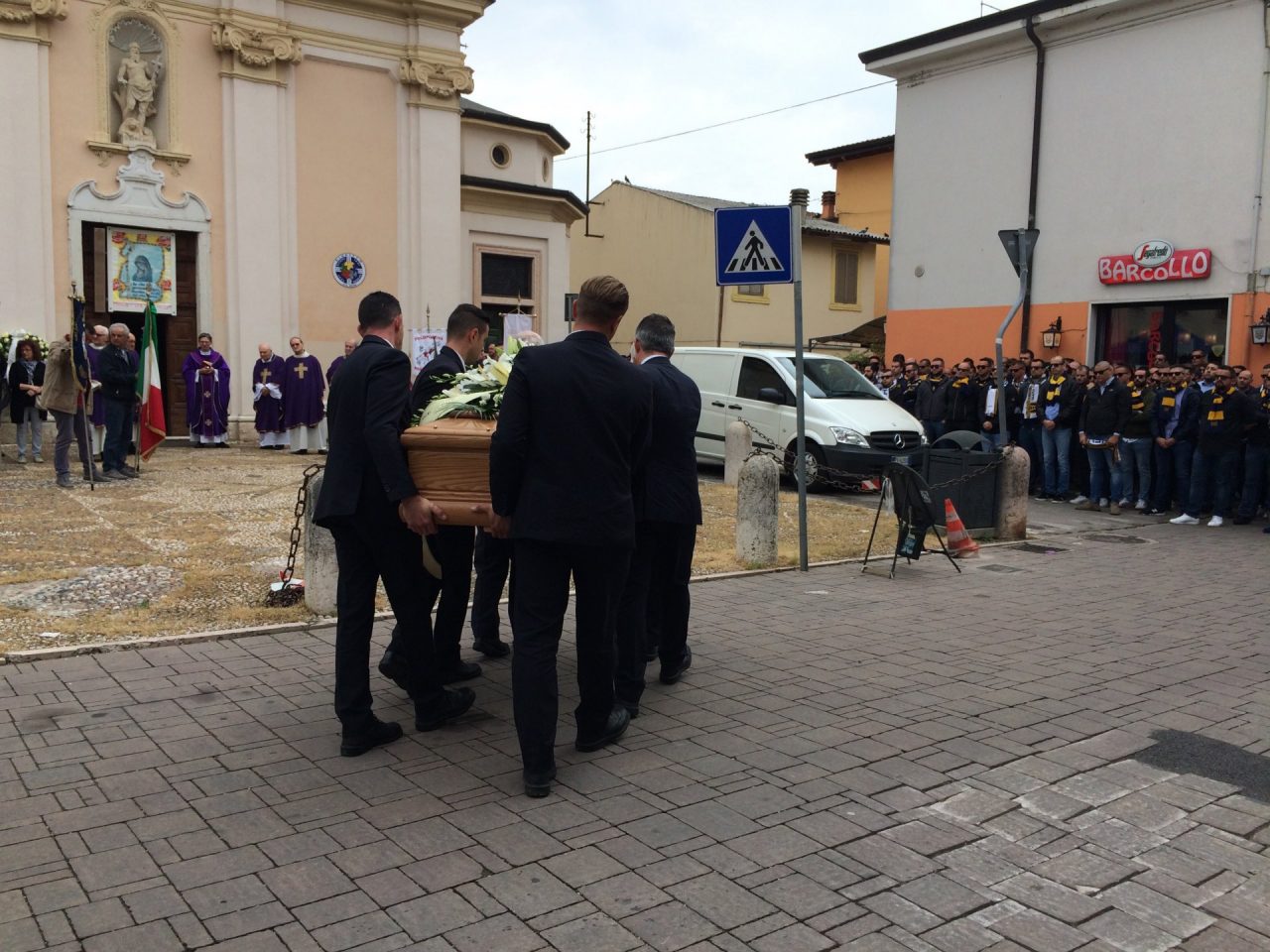 L’addio dei Butei il coro per Giovanni VIDEO