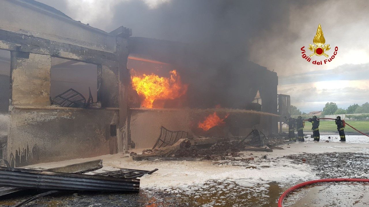 Incendio colorificio Oppeano Arpav: “Modesta presenza di inquinanti nell’aria”