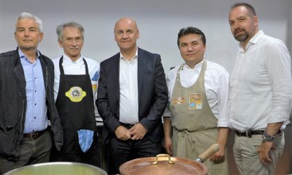 Mastri risottari tra loro uno chef russo