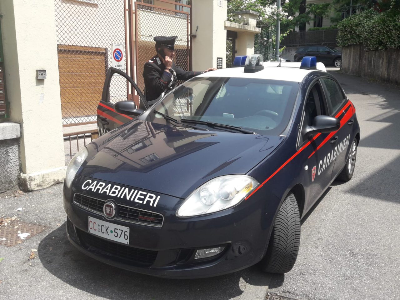 Si scaglia contro i carabinieri per evitare un controllo