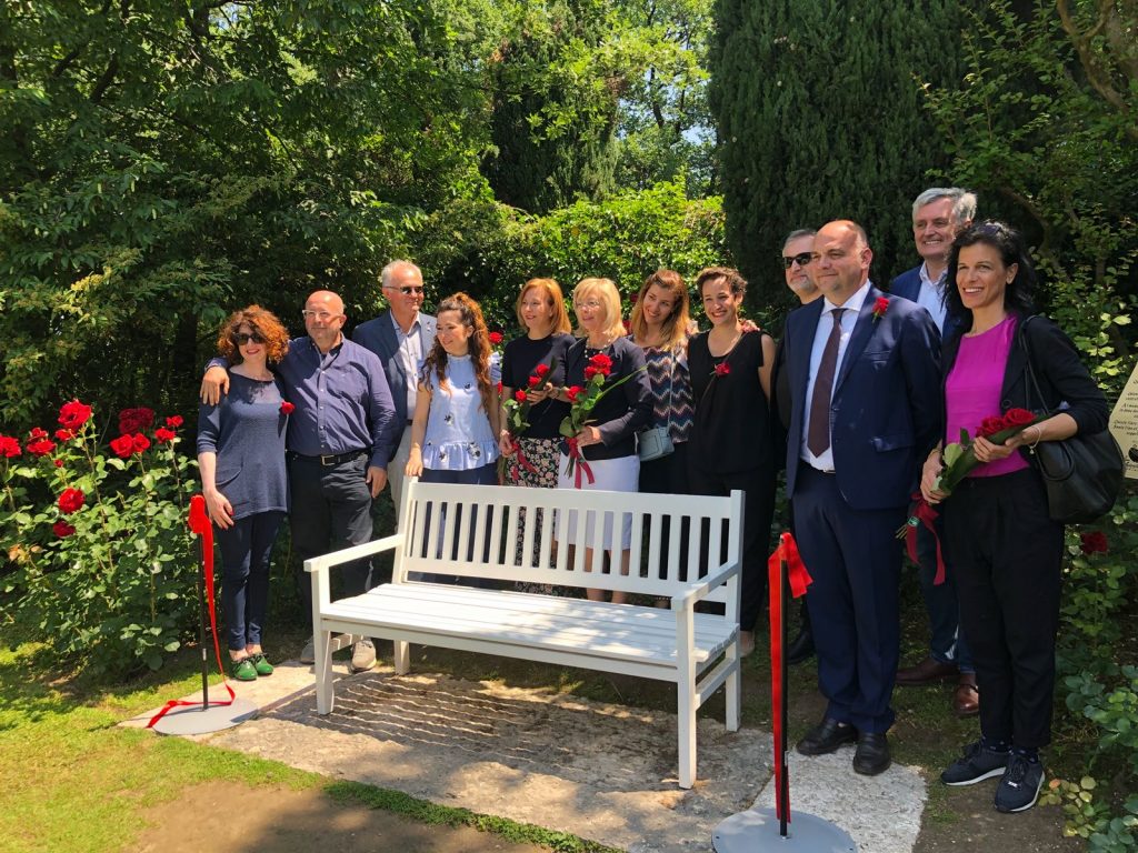 Panchina degli innamorati inaugurata al Sigurtà
