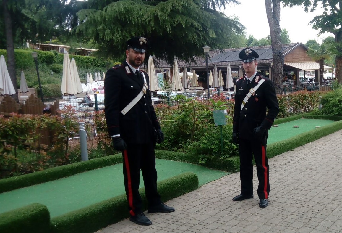 Arresto per furto di ombrelloni