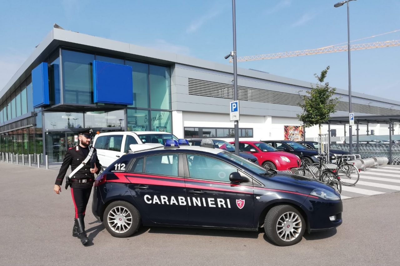 Bambini chiusi in auto al sole a Peschiera