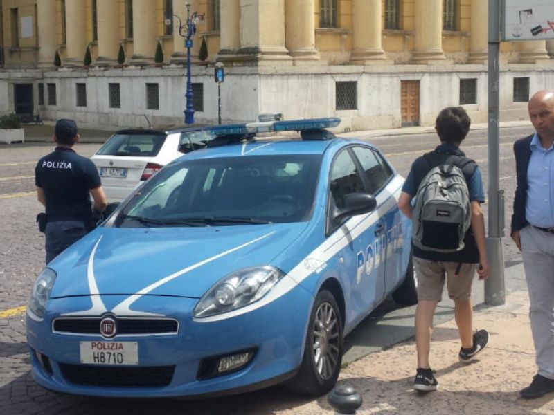 Perseguita l’ex e picchia il nuovo compagno di lei