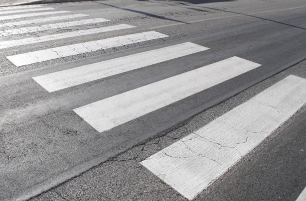 Bambino colpito da una moto mentre è sulle strisce