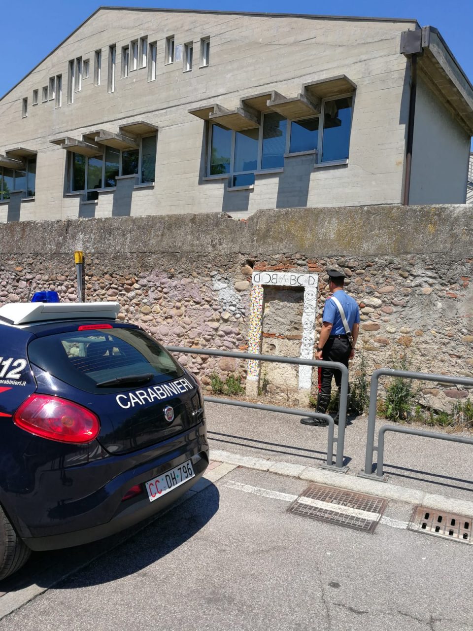 Denunciato perché imbratta muro