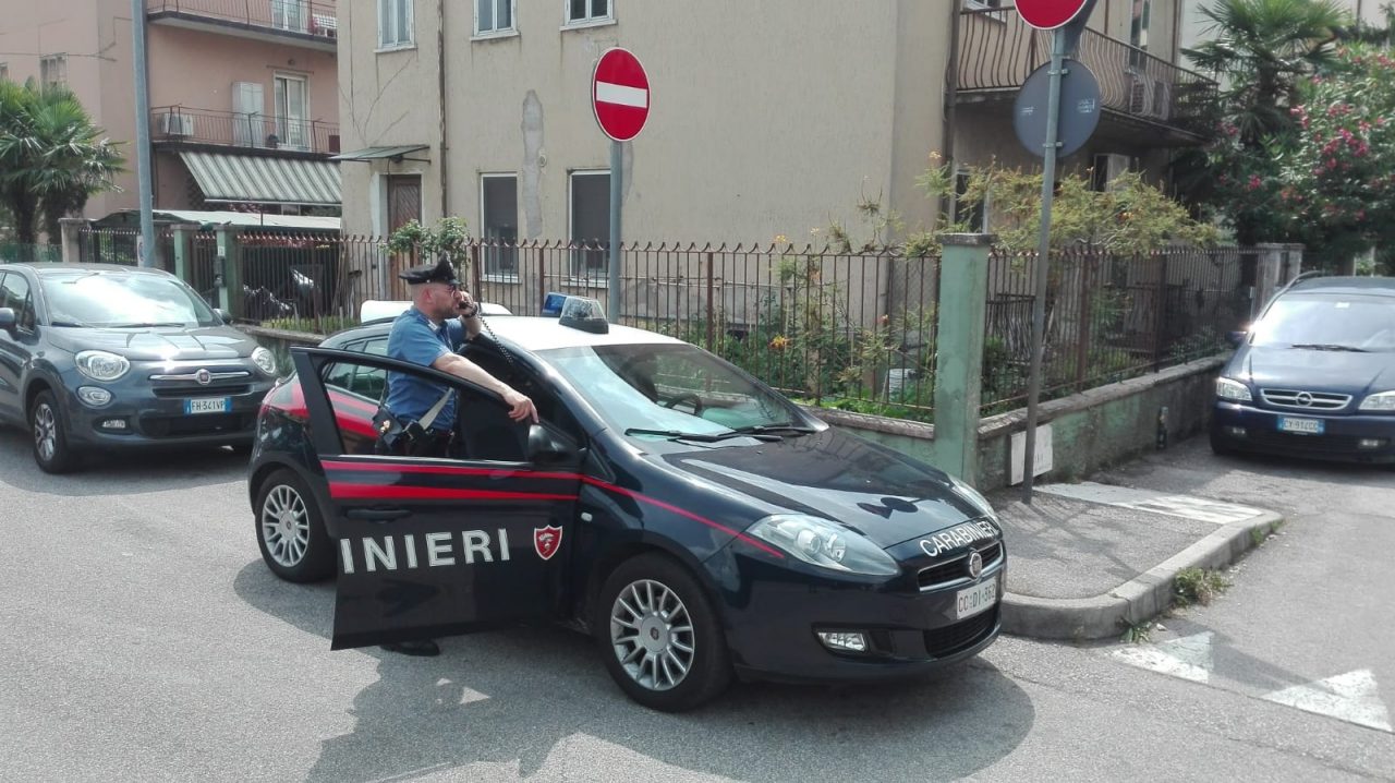 Voleva “rifarsi il guardaroba” senza pagare e finisce in manette