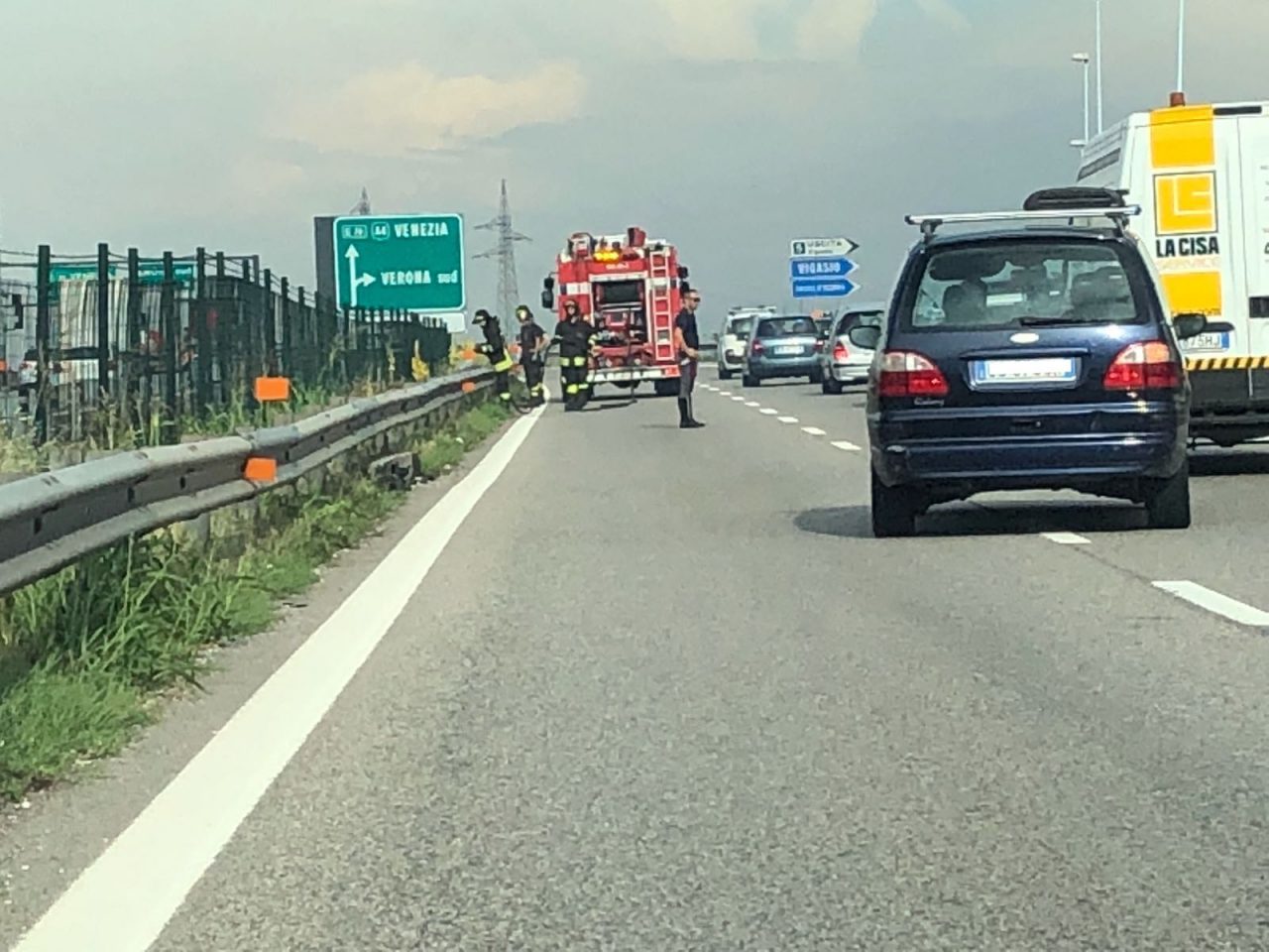 Tangenziale Sud le sterpaglie vanno a fuoco