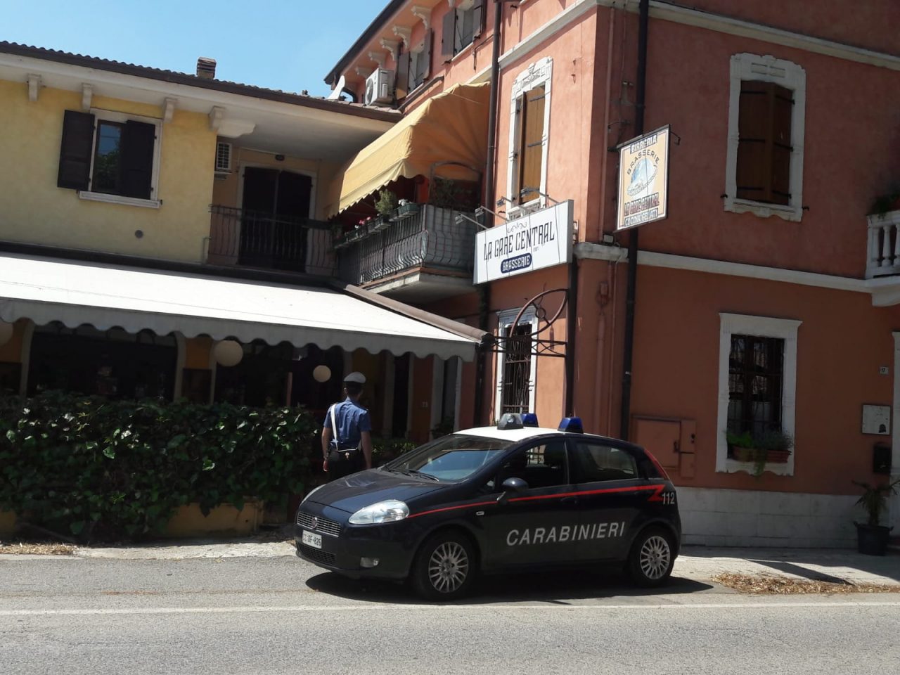 Furto al locale rubati tavoli e vasi di rame