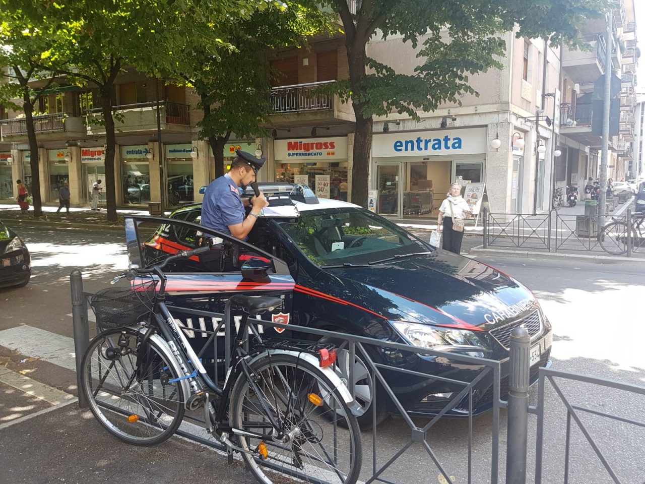 Ruba indumenti e attrezzi, arrestata