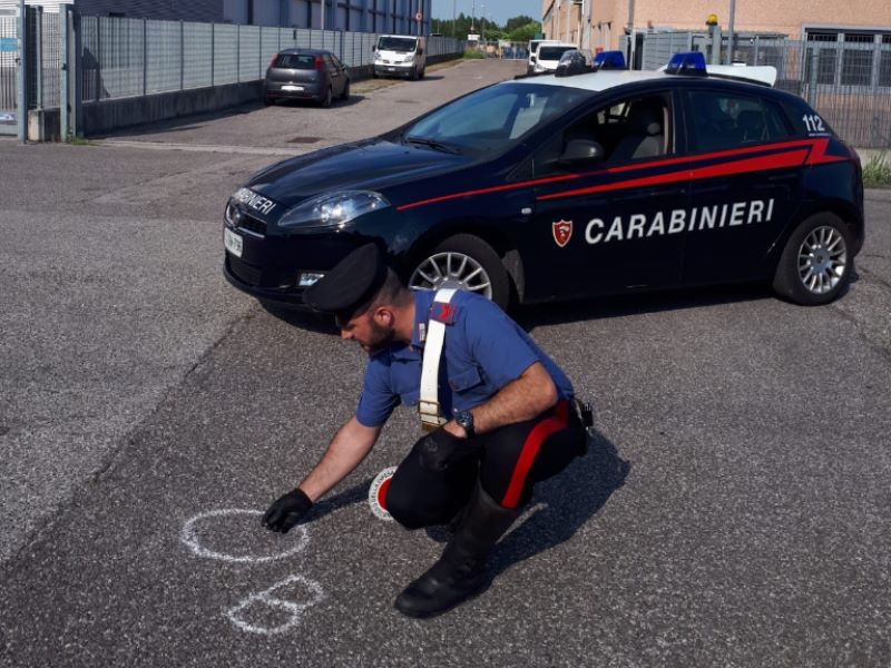 Ragazzino spara con la pistola da paintball sulle macchine per “gioco”