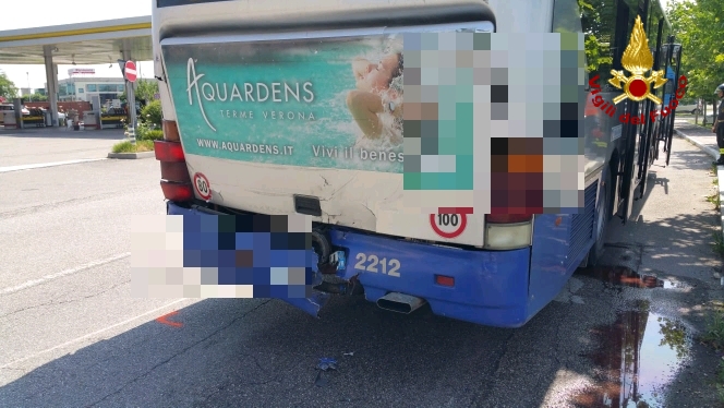 Bus contro autocisterna studenti feriti