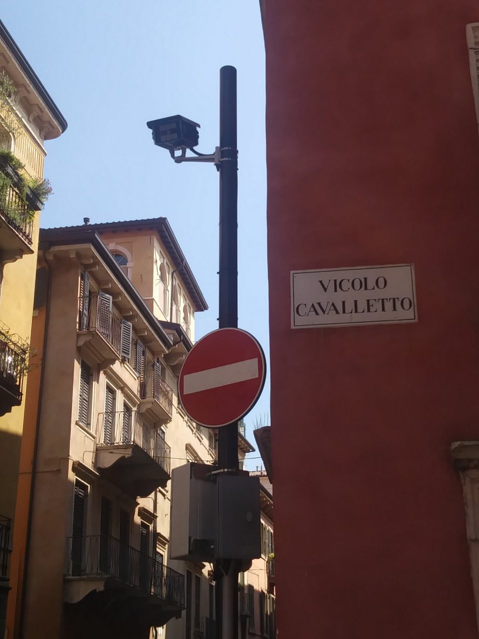 Oltre 130 violazioni giorno, test su area pedonale Santa Anastasia