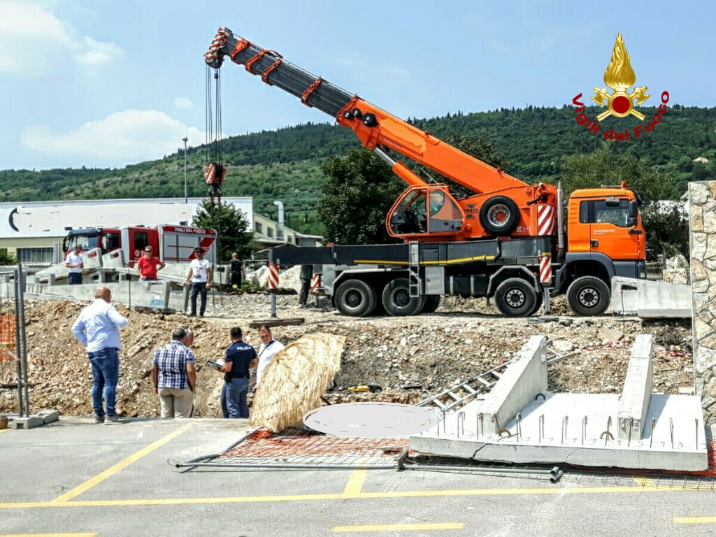 Morto sul lavoro operaio colpito da una lastra di cemento