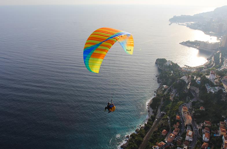 Sbaglia atterraggio con il parapendio e finisce all’ospedale