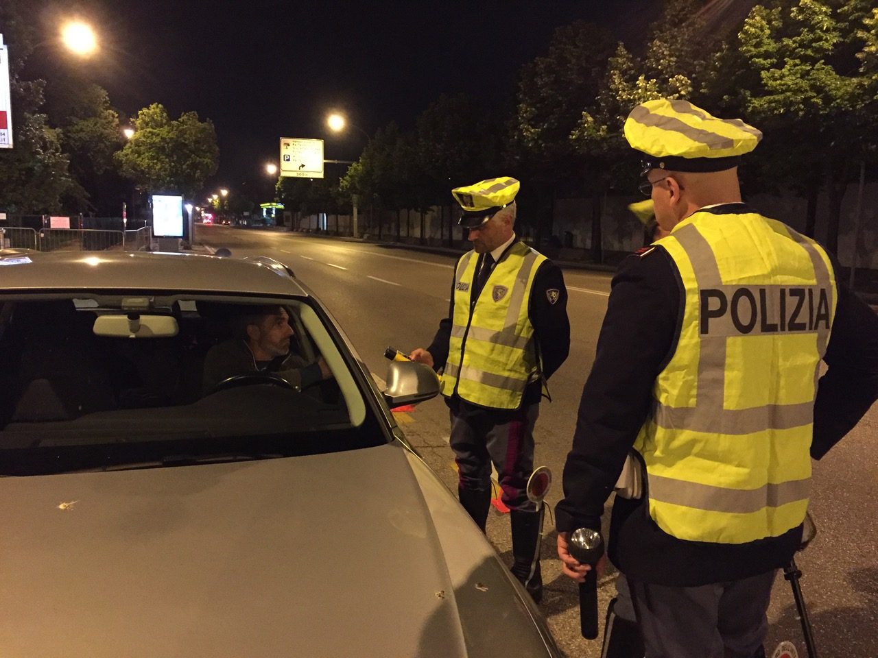 Polizia Stradale Verona lo trova ubriaco, drogato e senza cinture