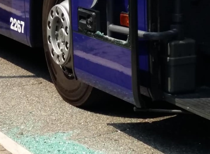 San Martino Buon Albergo scende dal bus e spacca il vetro