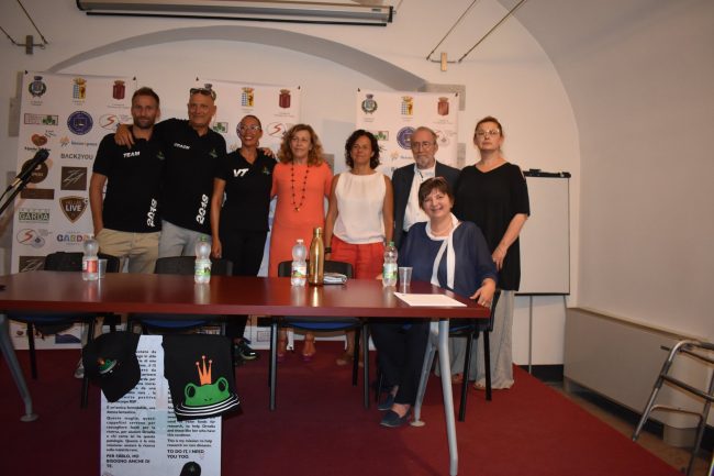 La rana del Garda nuota per aiutare Ornella. Per Virginia Tortella la prossima impresa, attraversare a nuoto del Lago da Padenghe fino a Lazise e Peschiera, avrà un sapore speciale.