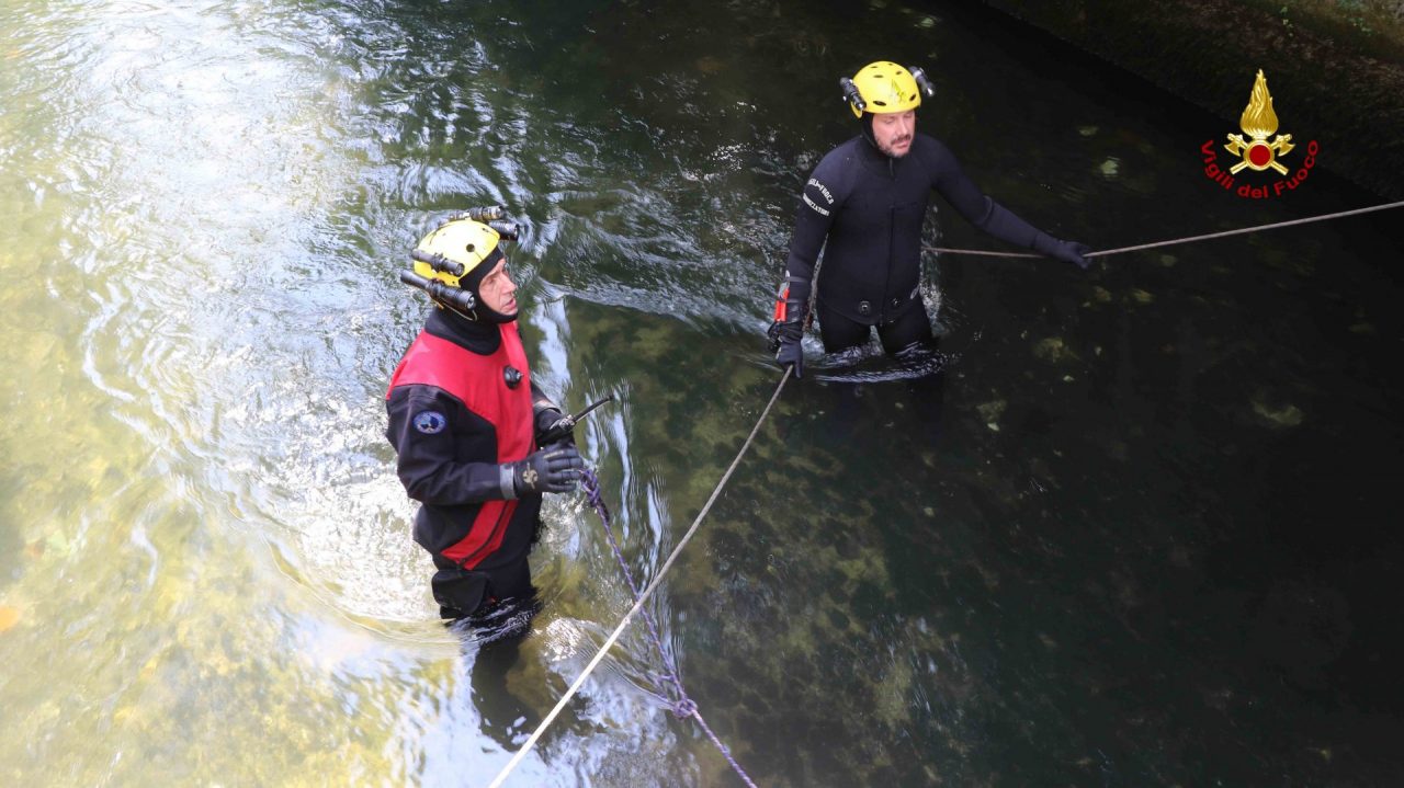 Bambino morto nel canale, i dettagli del recupero. Sommozzatori , vigili del fuoco e l'elicottero di Venezia hanno cercato il piccolo.