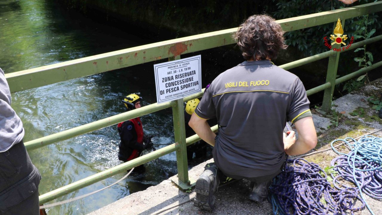 Bambino morto nel canale, i dettagli del recupero. Sommozzatori , vigili del fuoco e l'elicottero di Venezia hanno cercato il piccolo.