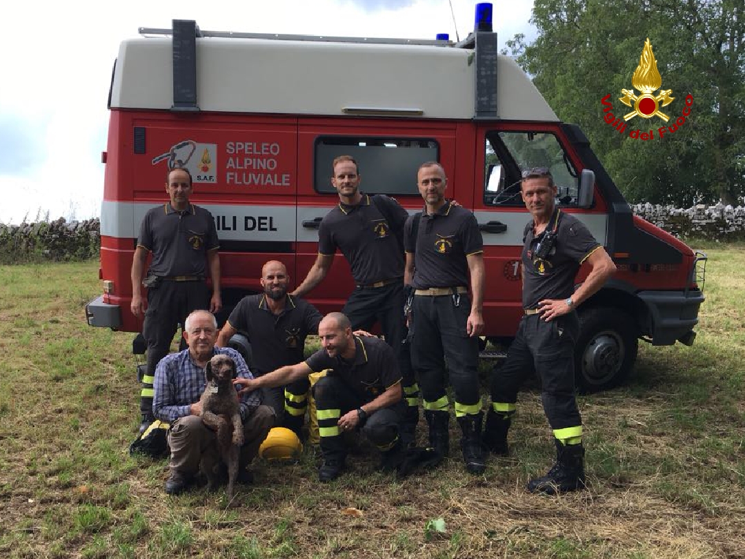 Cane precipita in vecchia ghiacciaia salvato dai pompieri