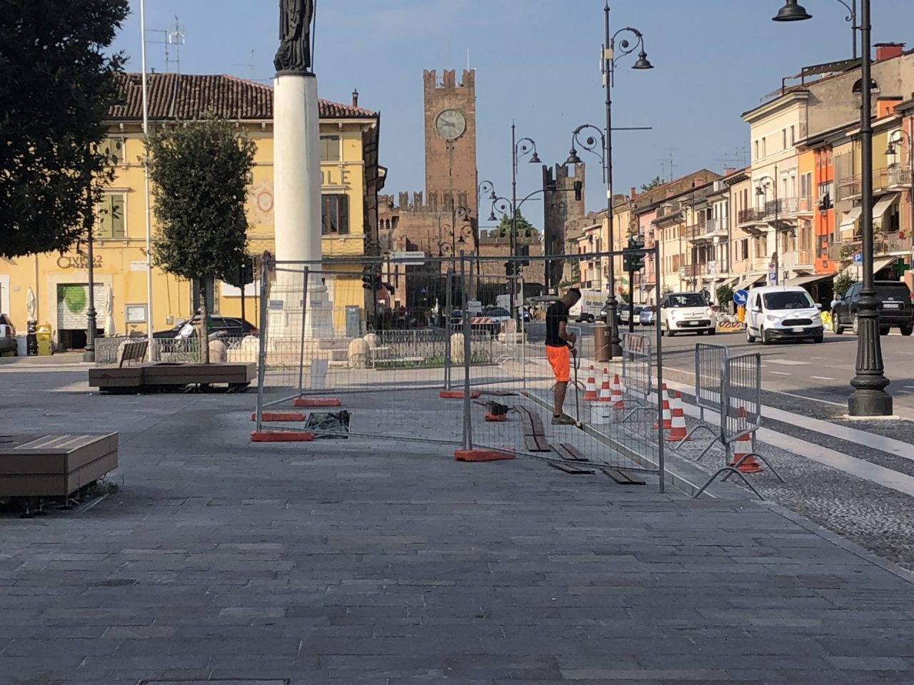 Lavori in corso sulla fontana in piazza a Villafranca