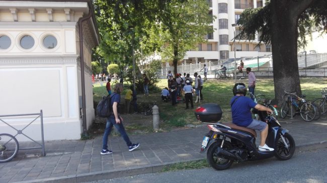 Maxi rissa in stazione a Monza: aggredito anche un nostro cronista – VIDEO