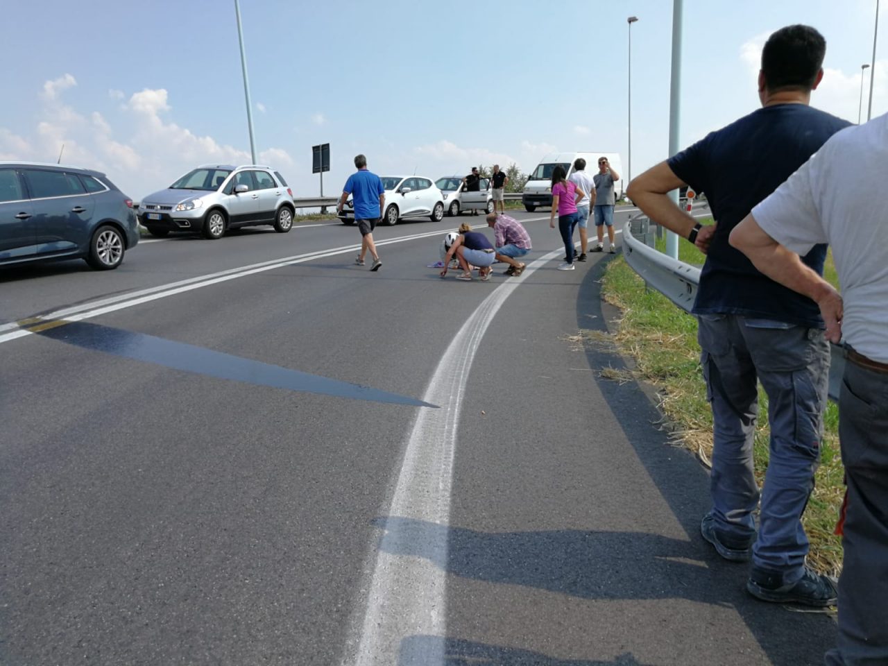 Motociclista scivola in piena curva all’uscita della tangenziale sud