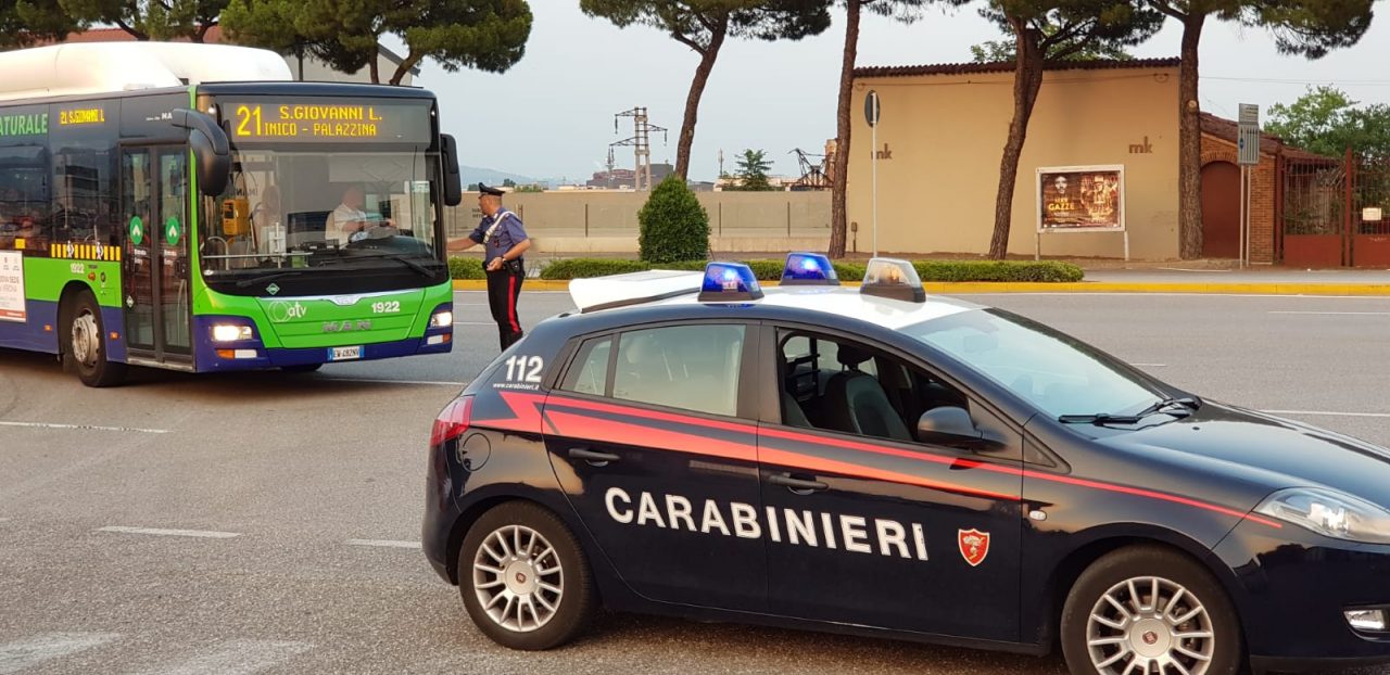 Distrugge vetro del bus